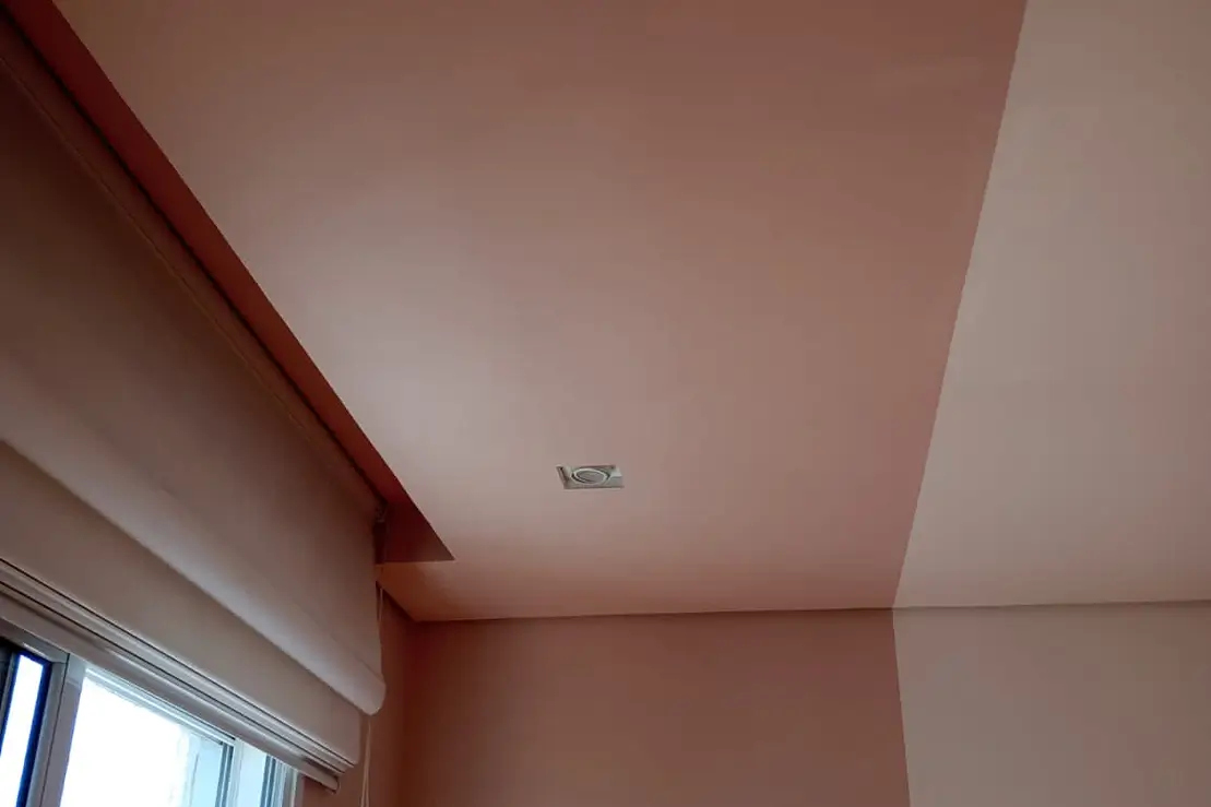 Teto e parede em rosé com recorte de cores