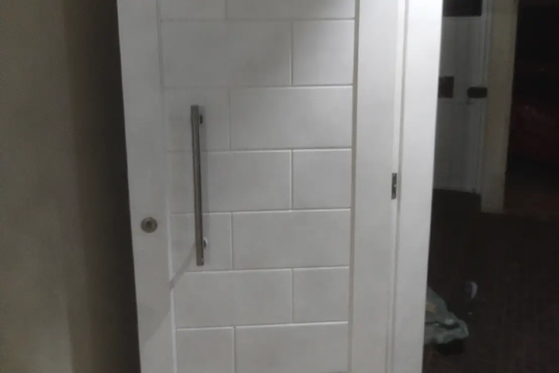 Porta interna revitalizada em branco acetinado
