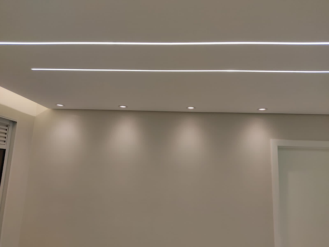 Teto com sanca aberta e iluminação embutida