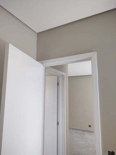 Portas e batentes em branco acetinado