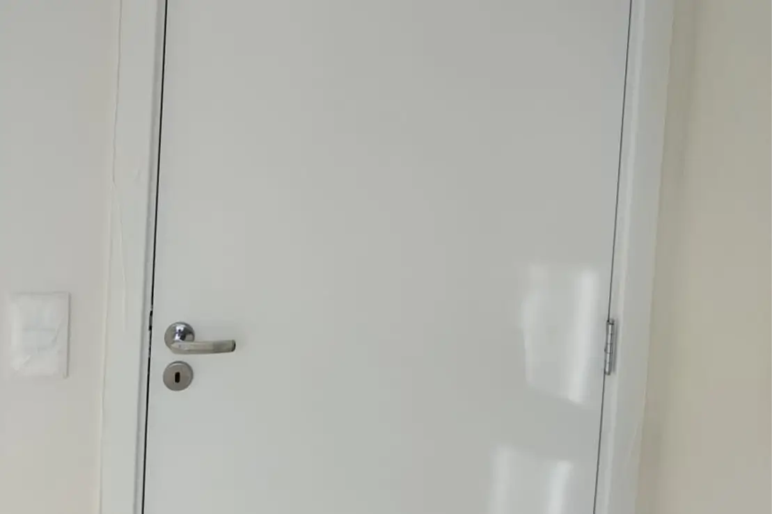 Pintura de portas internas em esmalte branco