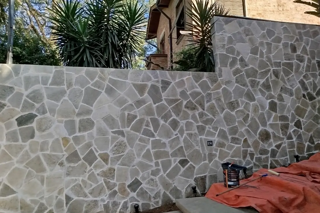Muro em pedras portuguesas com rejunte destacado