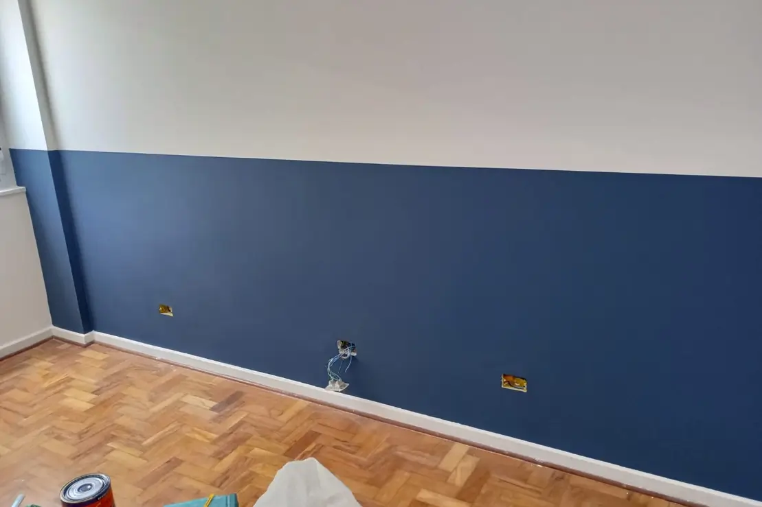 Parede em azul petróleo com meia-parede