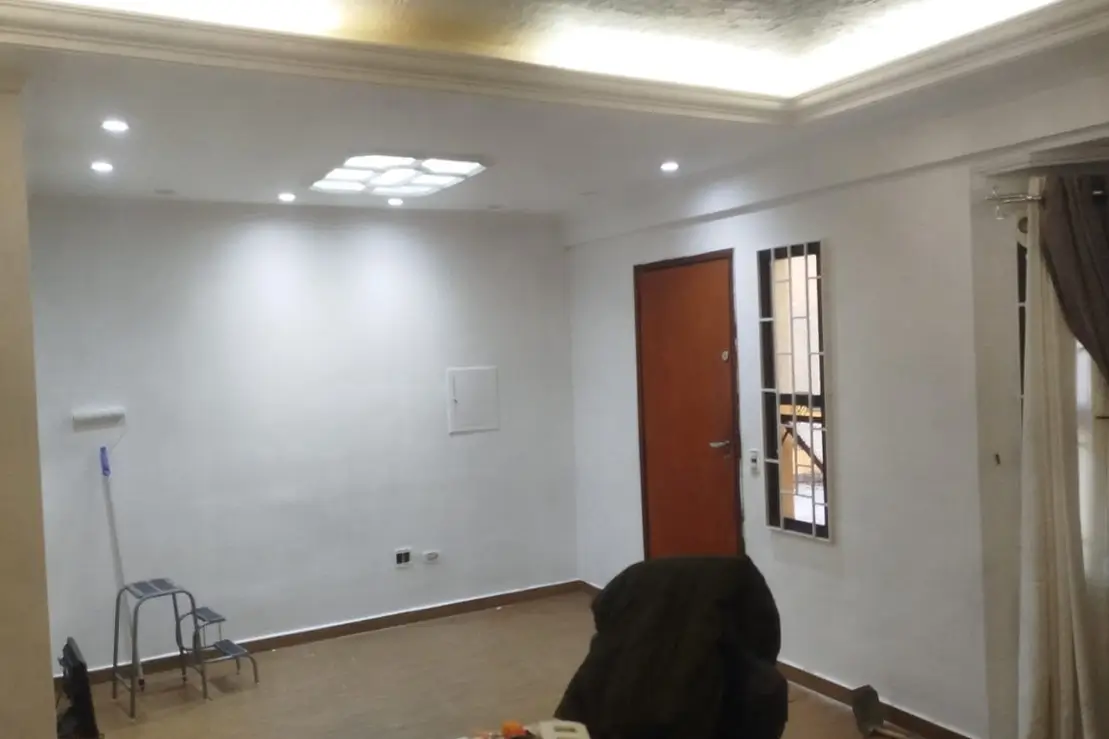 Sala repintada com moradores no imóvel