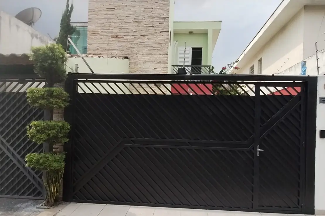 Portão de garagem repintado em esmalte preto