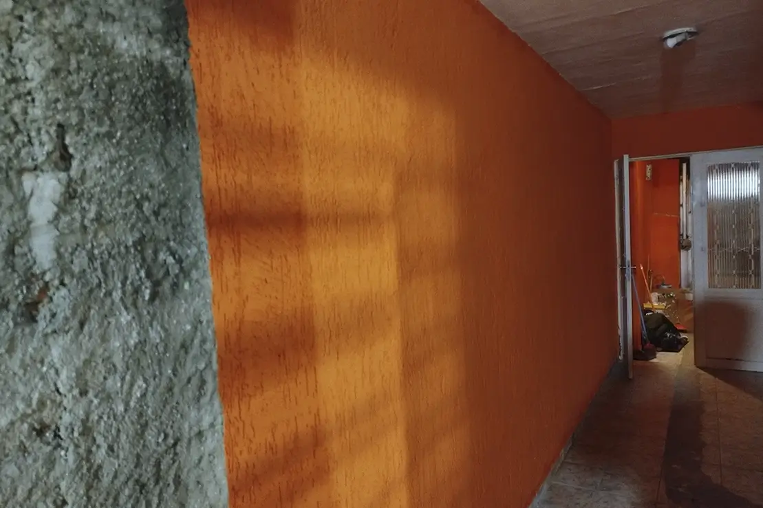 Parede em laranja com acabamento uniforme
